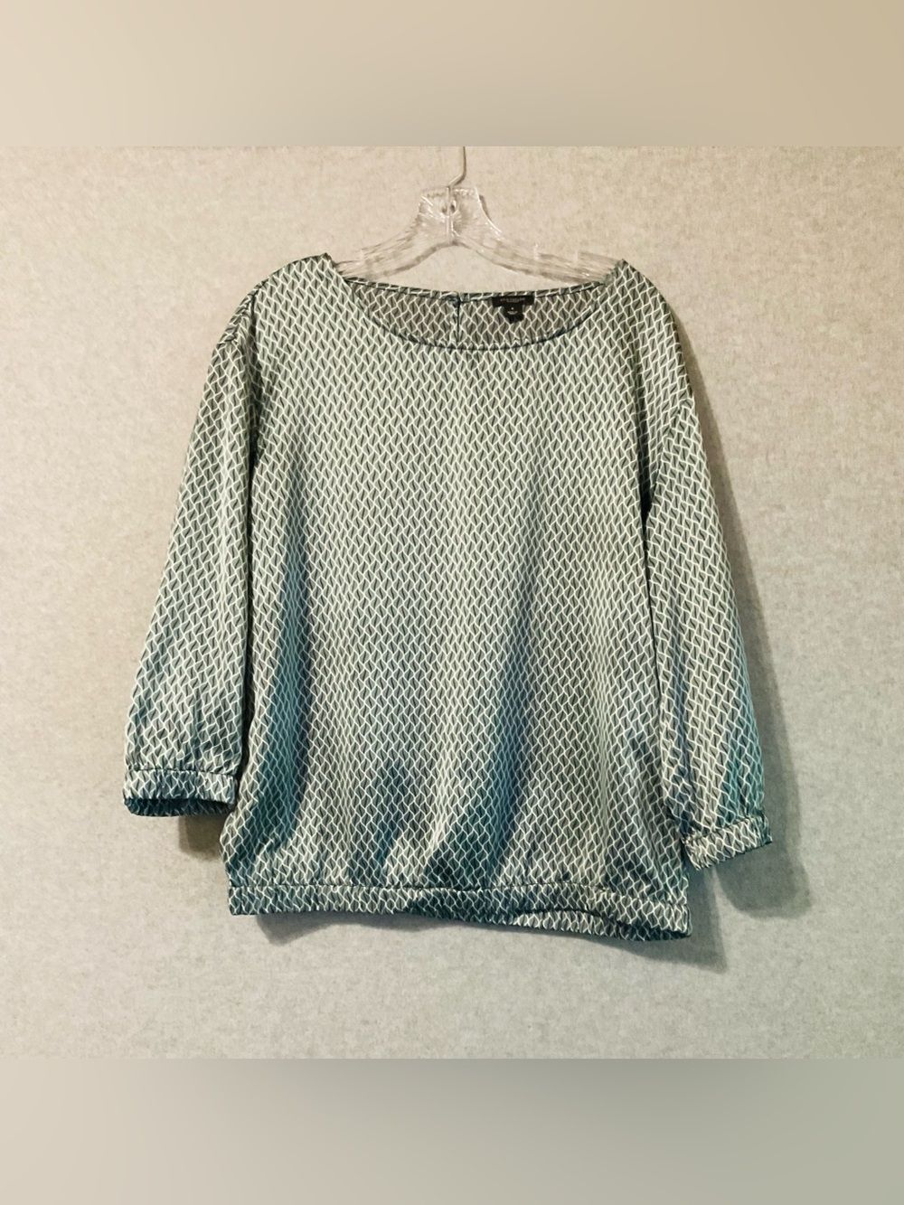 Ann Taylor Women's Pale Green Patterned 3/4 sleeves  Blouse Sz M